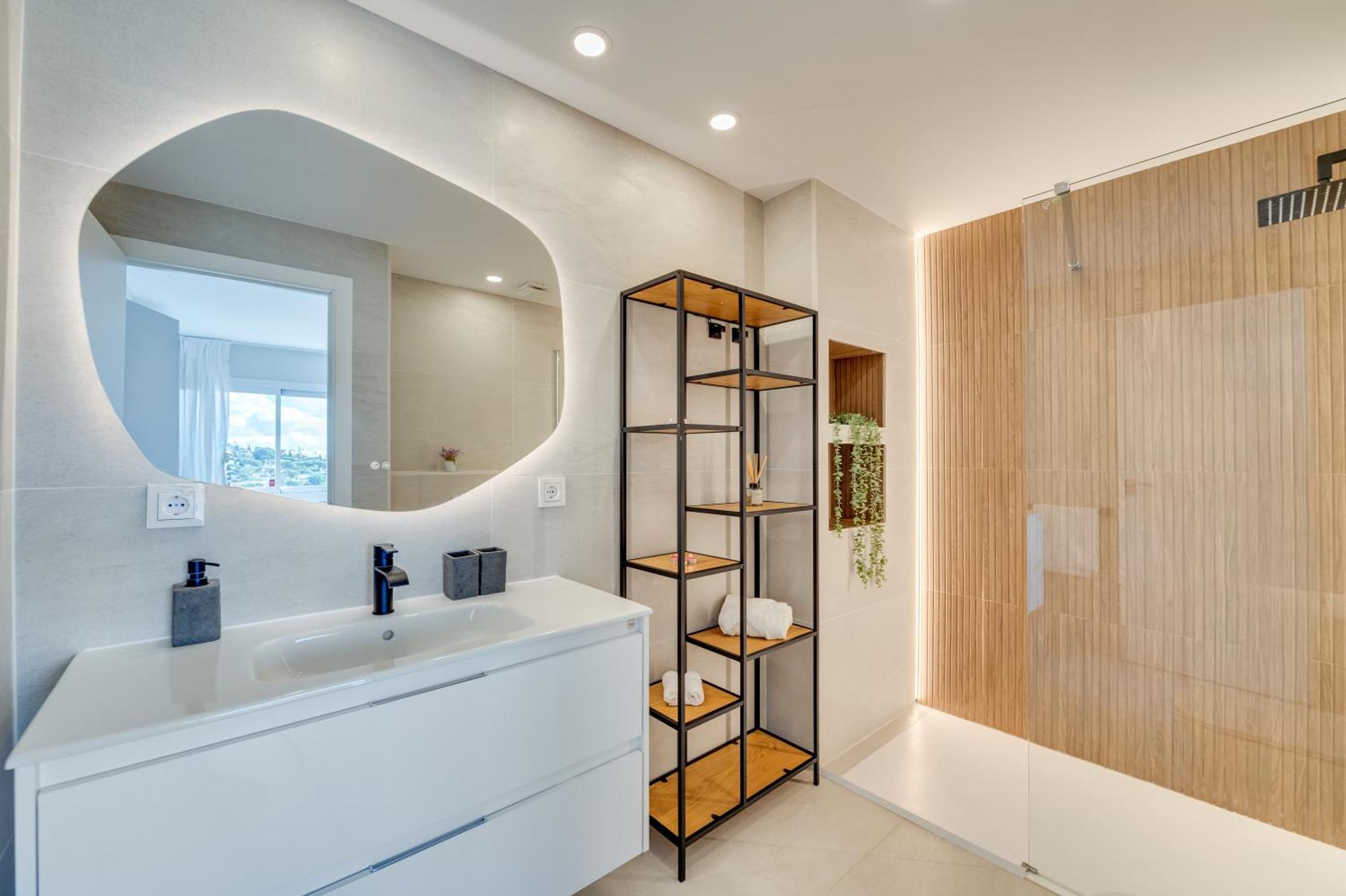 Apartment Newly Renovated Sunlit 3bdrm With Stunning Views