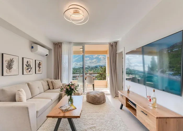 Newly Renovated Sunlit 3Bdrm Apt With Stunning Views