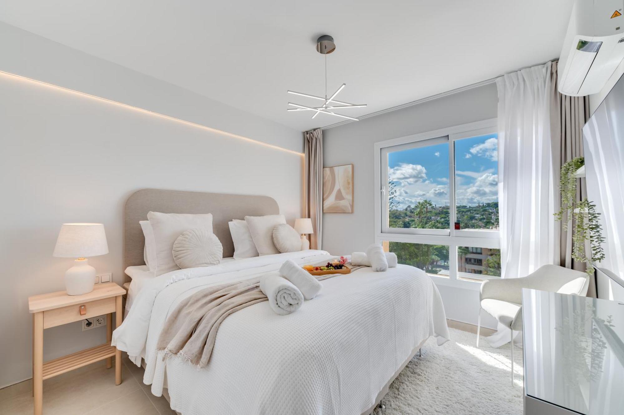Apartment Newly Renovated Sunlit 3bdrm With Stunning Views