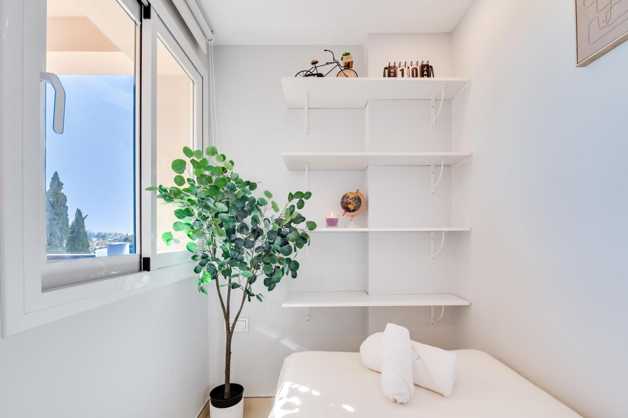 Newly Renovated Sunlit 3bdrm With Stunning Views *