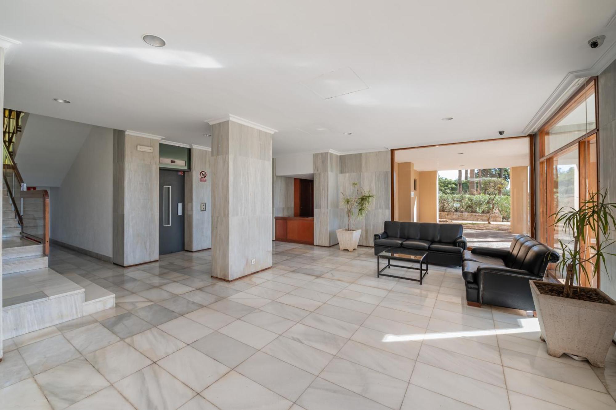 Apartemen Newly Renovated Sunlit 3bdrm With Stunning Views