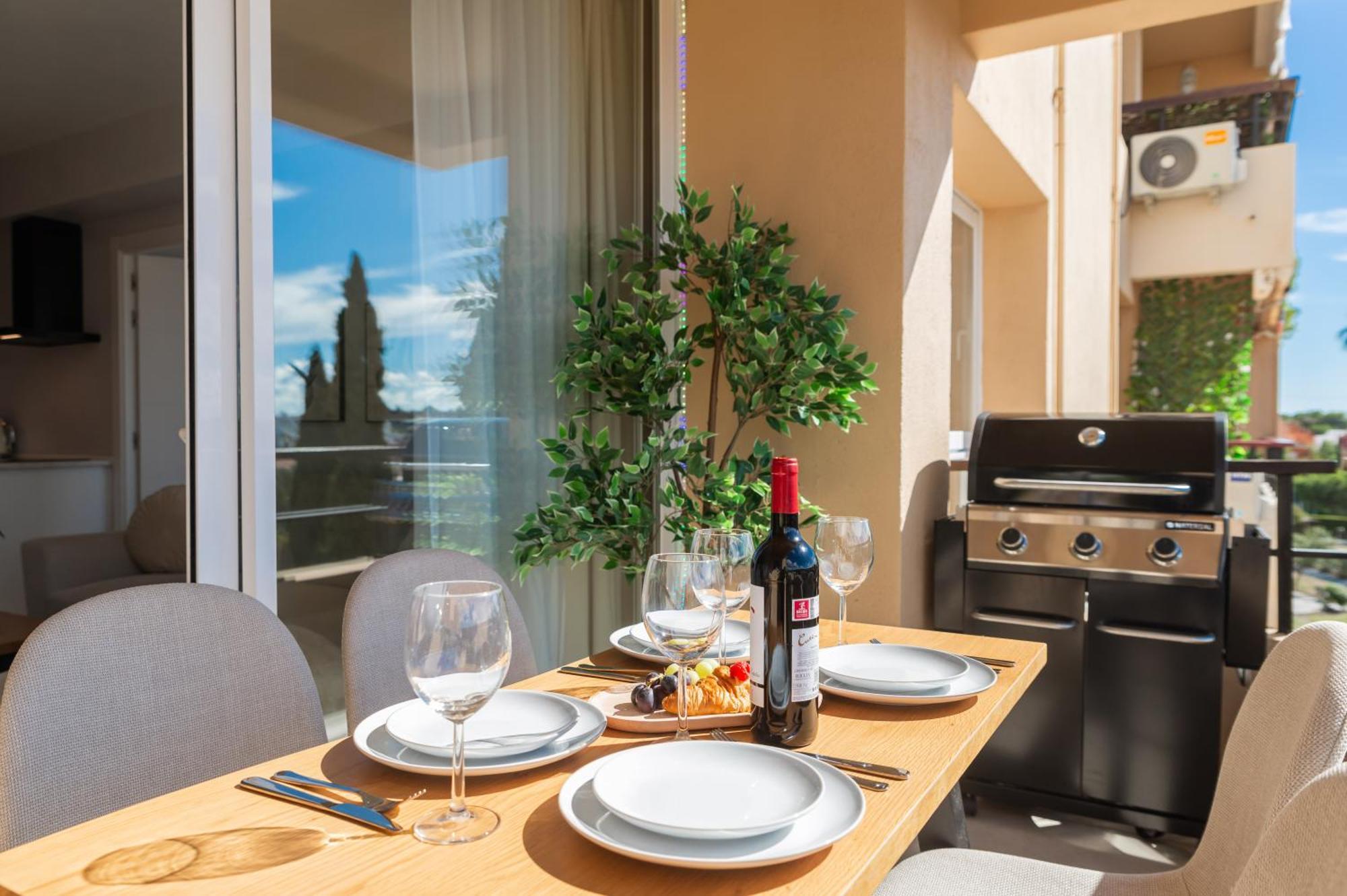 Apartment Newly Renovated Sunlit 3bdrm With Stunning Views *