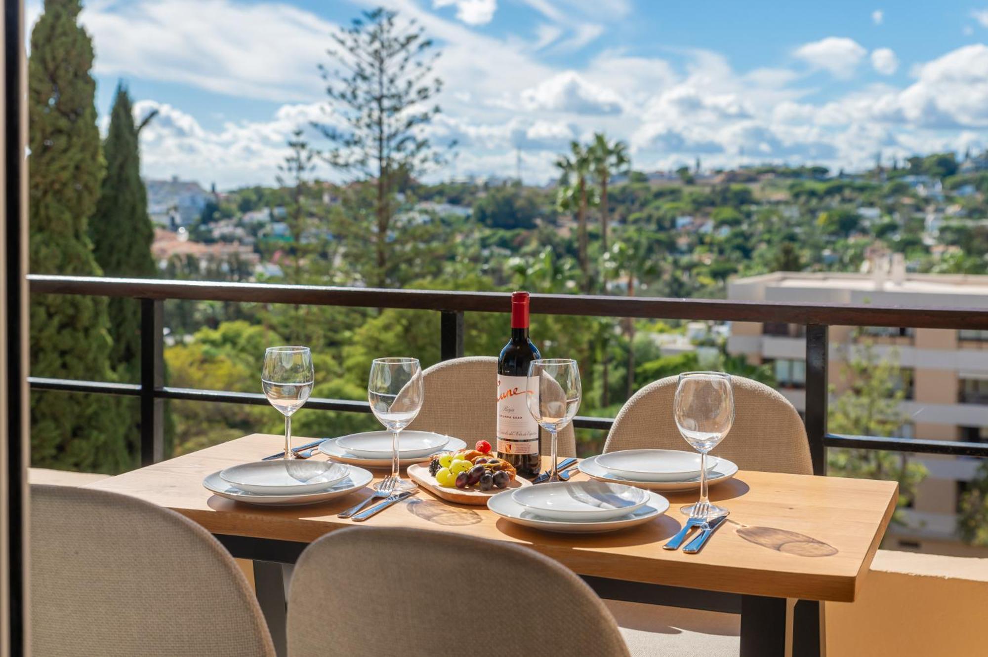 Newly Renovated Sunlit 3bdrm With Stunning Views