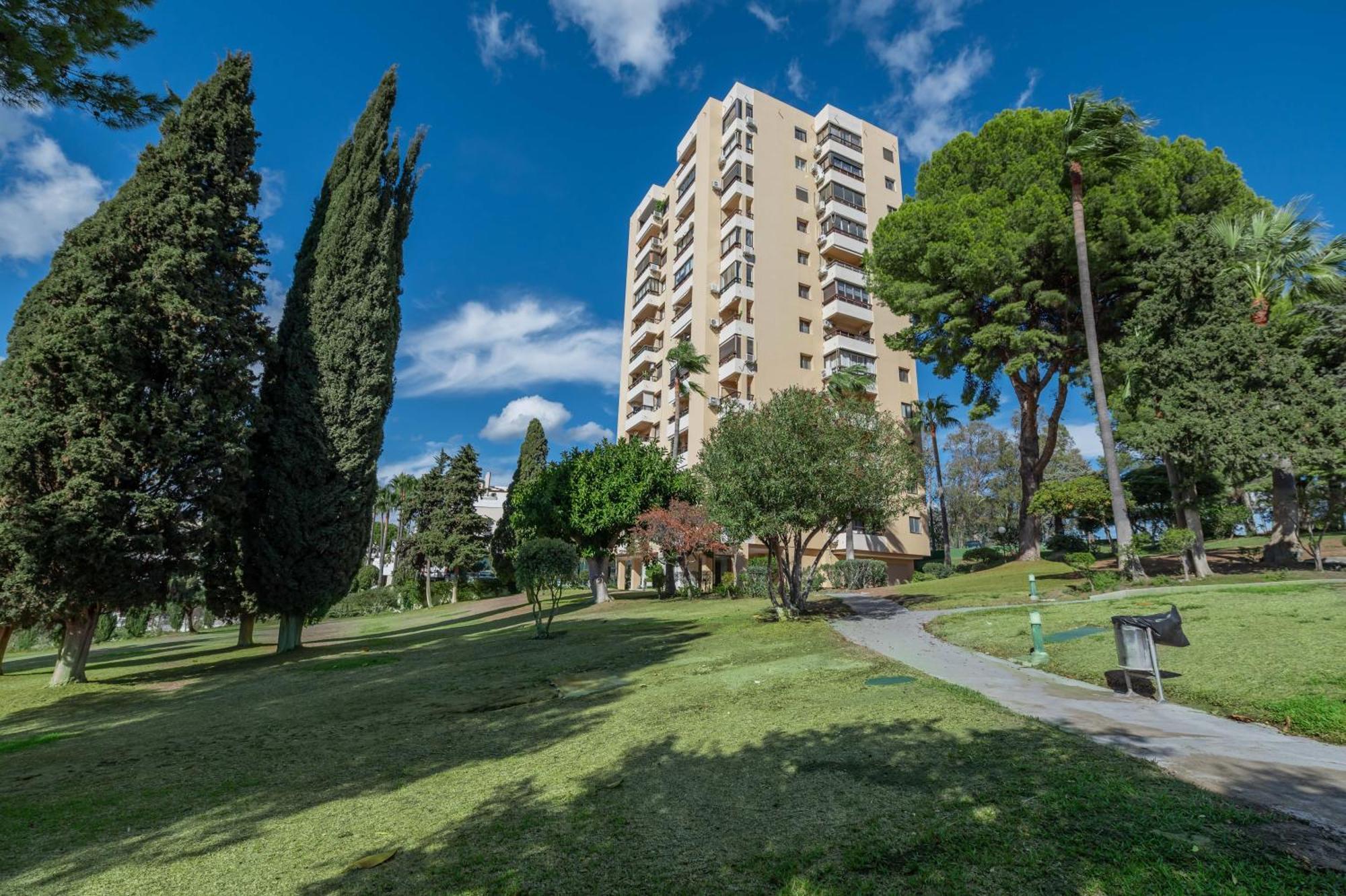 Apartemen Newly Renovated Sunlit 3bdrm With Stunning Views
