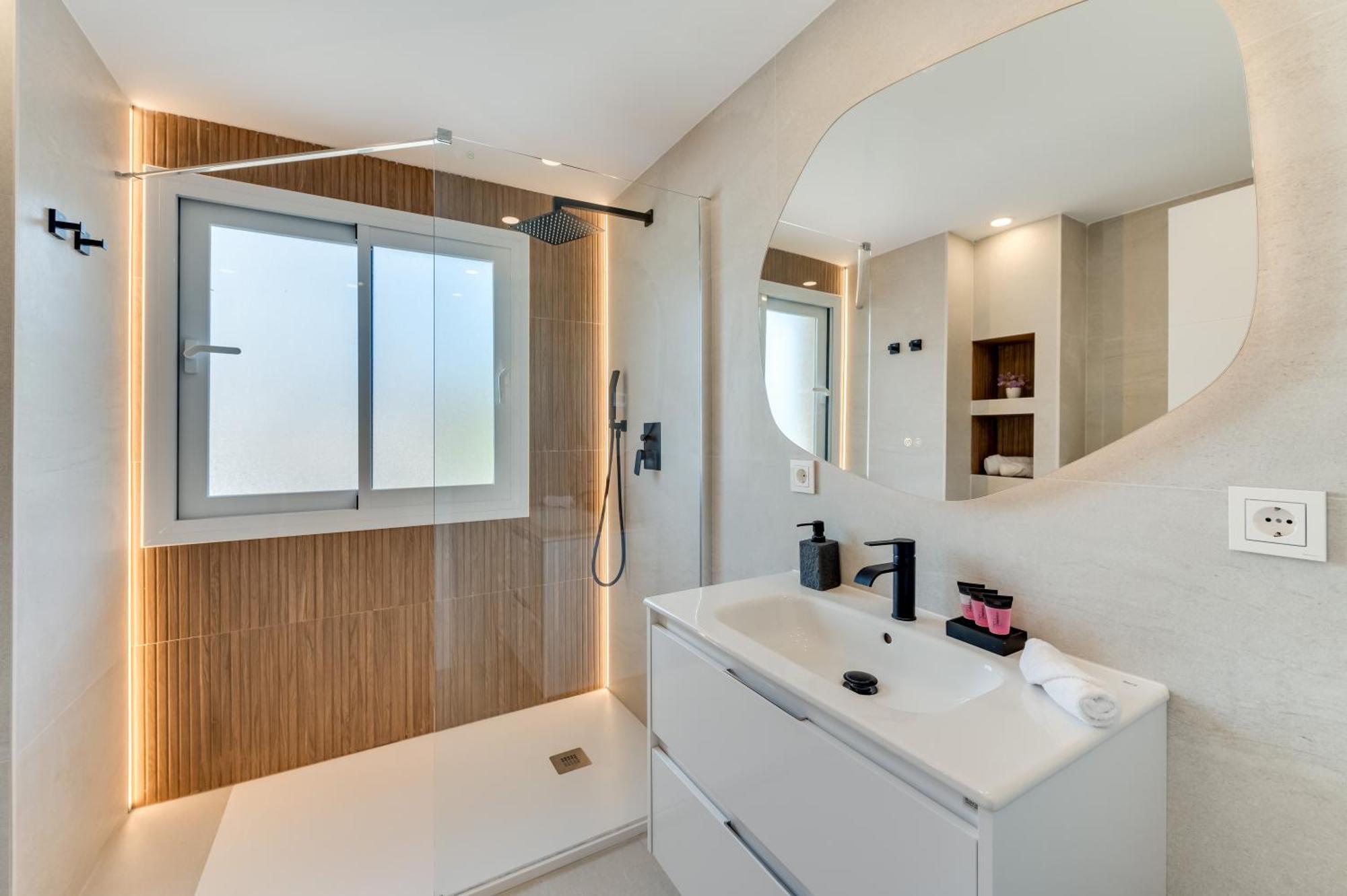 Newly Renovated Sunlit 3bdrm With Stunning Views Apartemen *