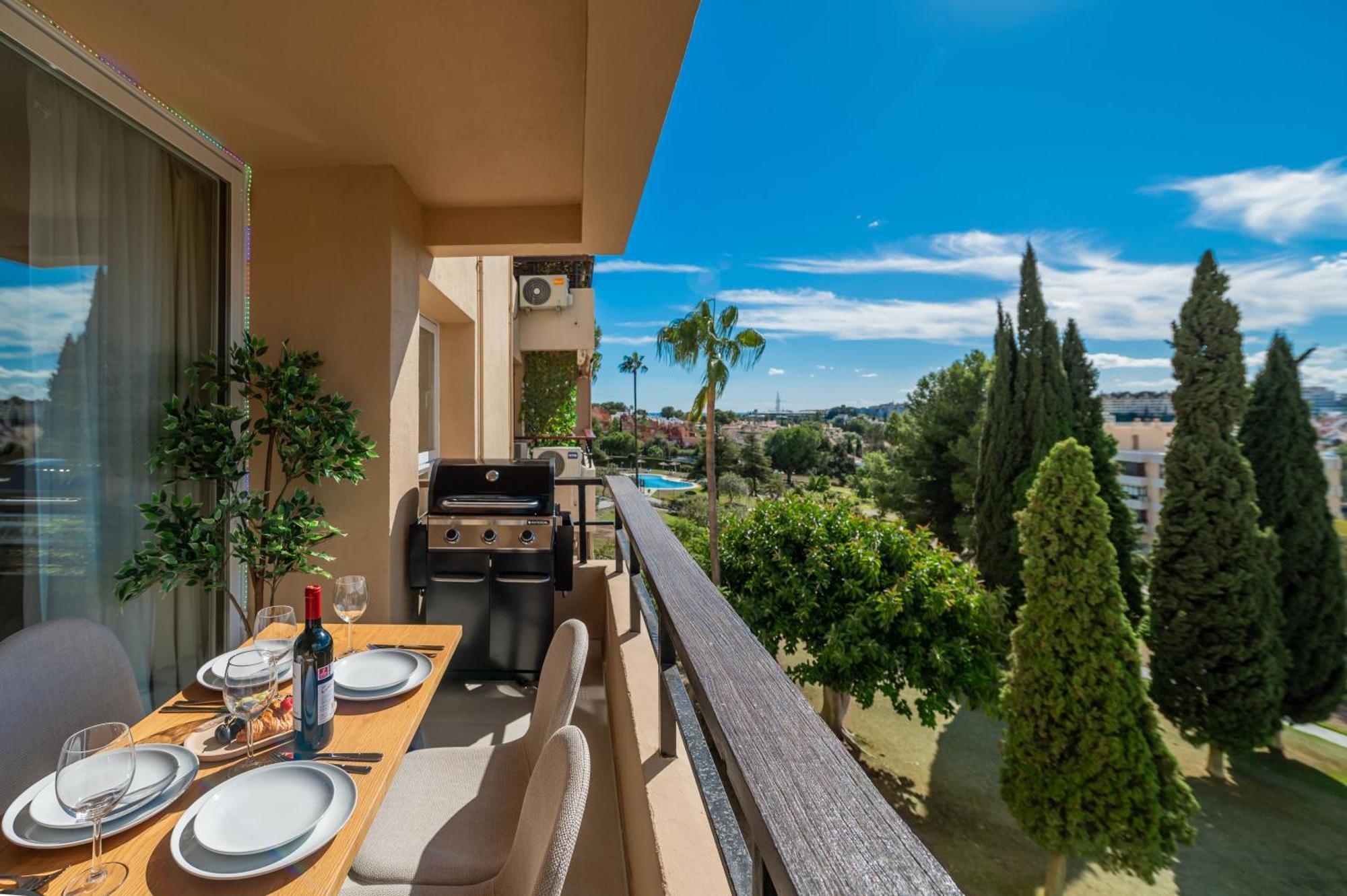 Newly Renovated Sunlit 3bdrm With Stunning Views Apartemen Marbella