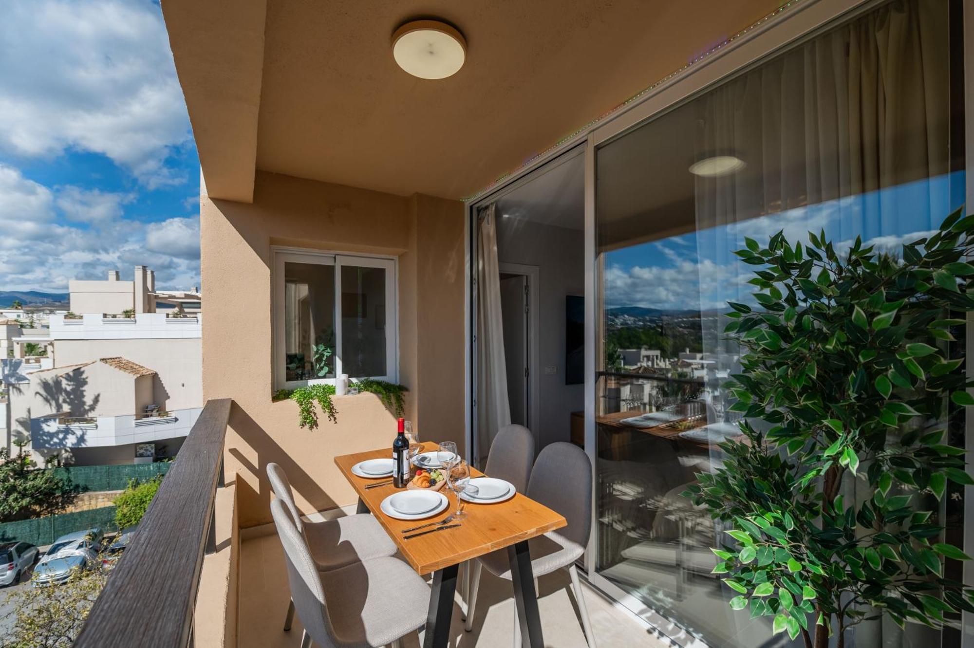 Apartemen Newly Renovated Sunlit 3bdrm With Stunning Views