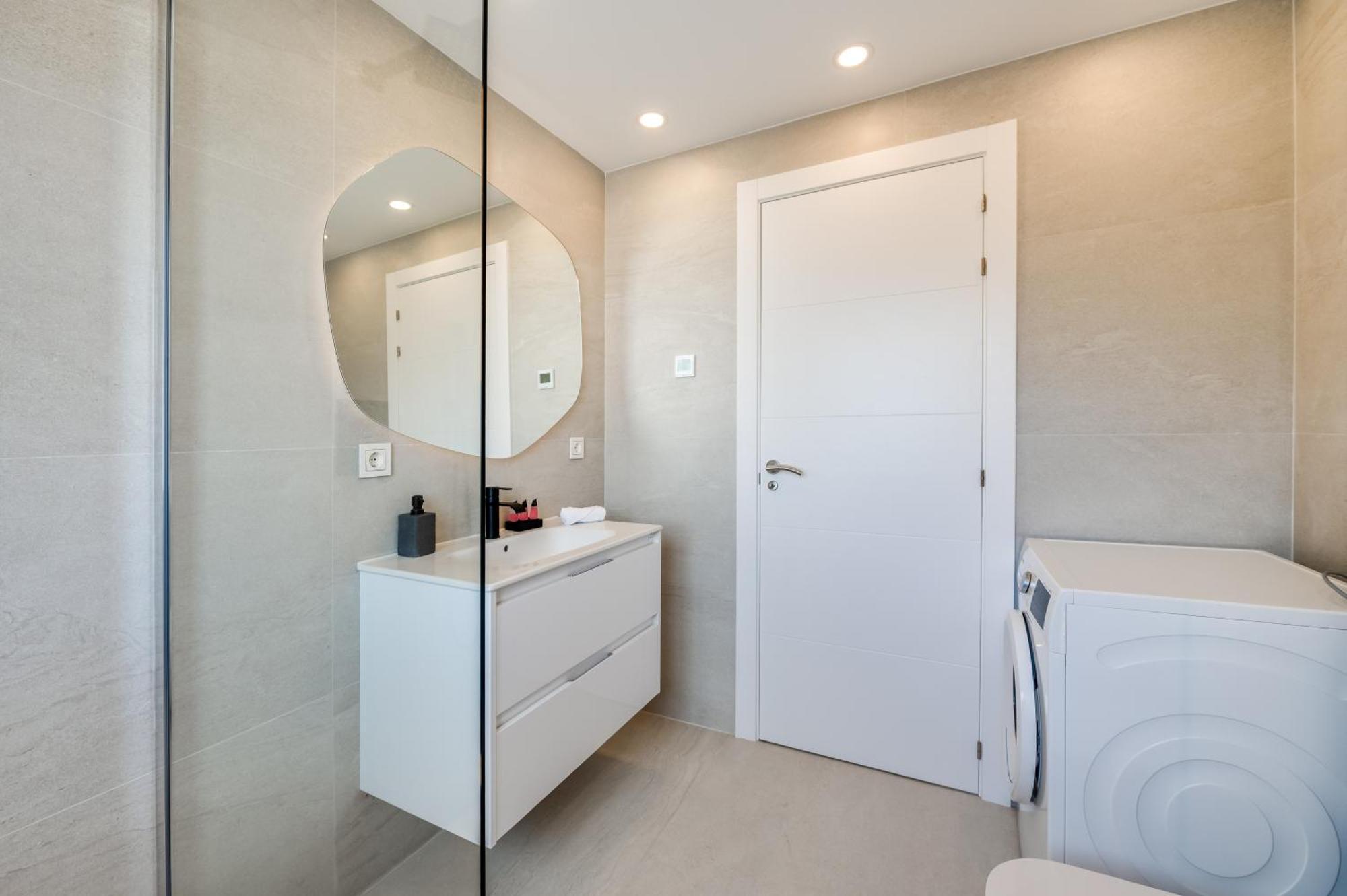 Newly Renovated Sunlit 3bdrm With Stunning Views