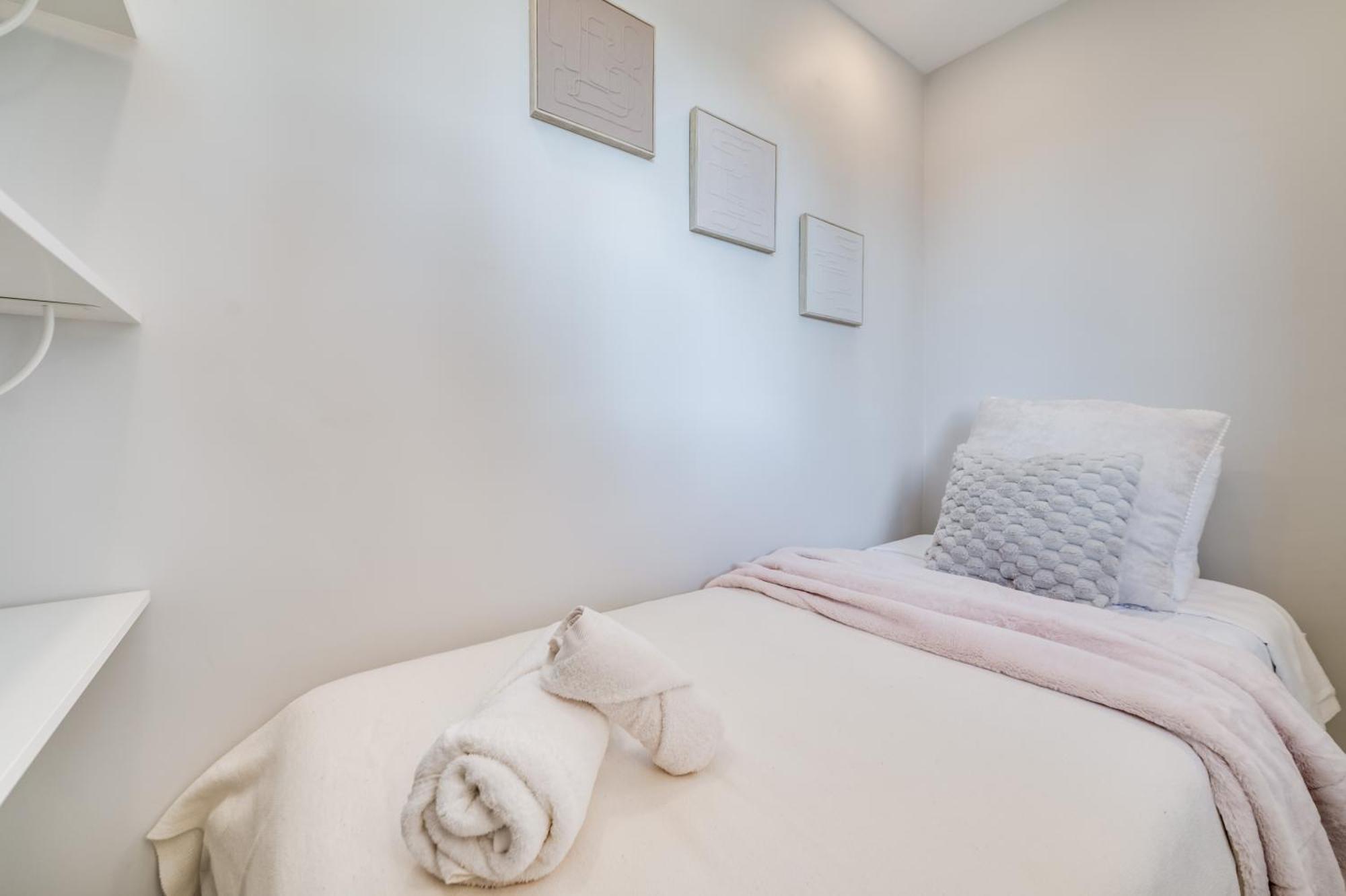 Newly Renovated Sunlit 3bdrm With Stunning Views Apartemen *